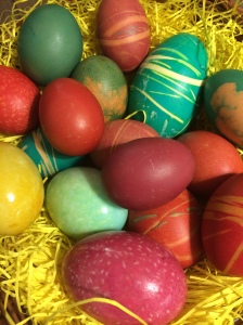 šaranje jaja, farbanje jaja, jaja s gumicom, izrada jaja s gumicom, uskršnja jaja